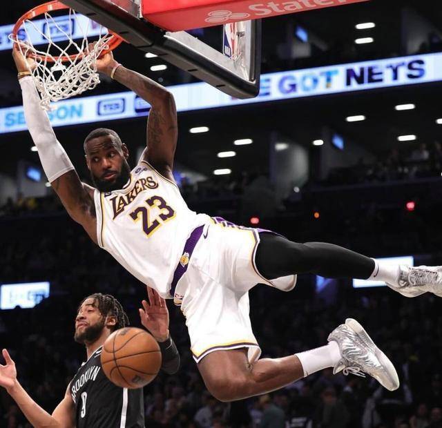 九游体育官方湖人球星三分绝杀，全场观众热烈欢呼，计划日本状态.