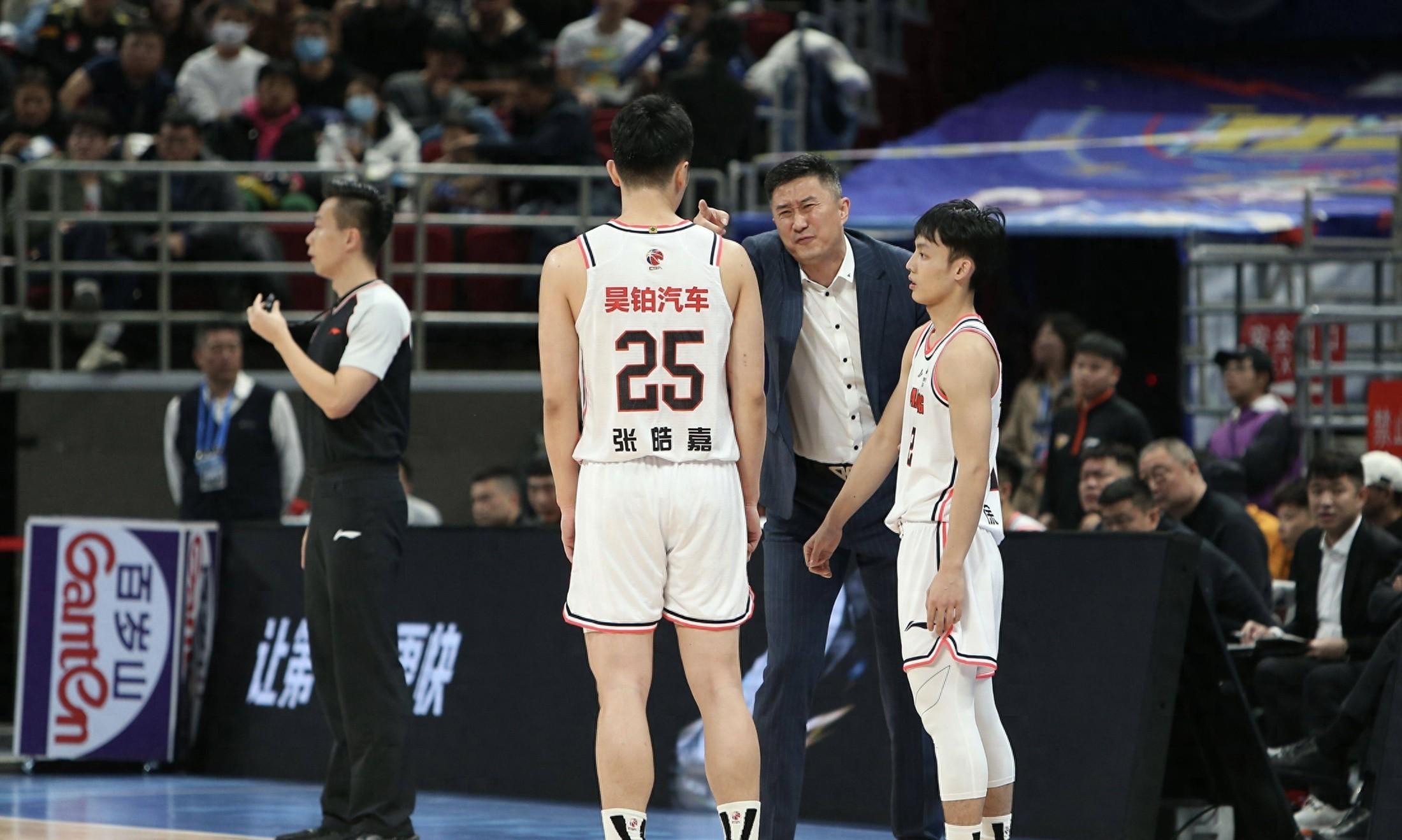 九游体育官方篮球附加赛焦点战：岭南麒麟队大胜岭东旋风队，外线火力全开。黑马成最大惊喜的简单介绍